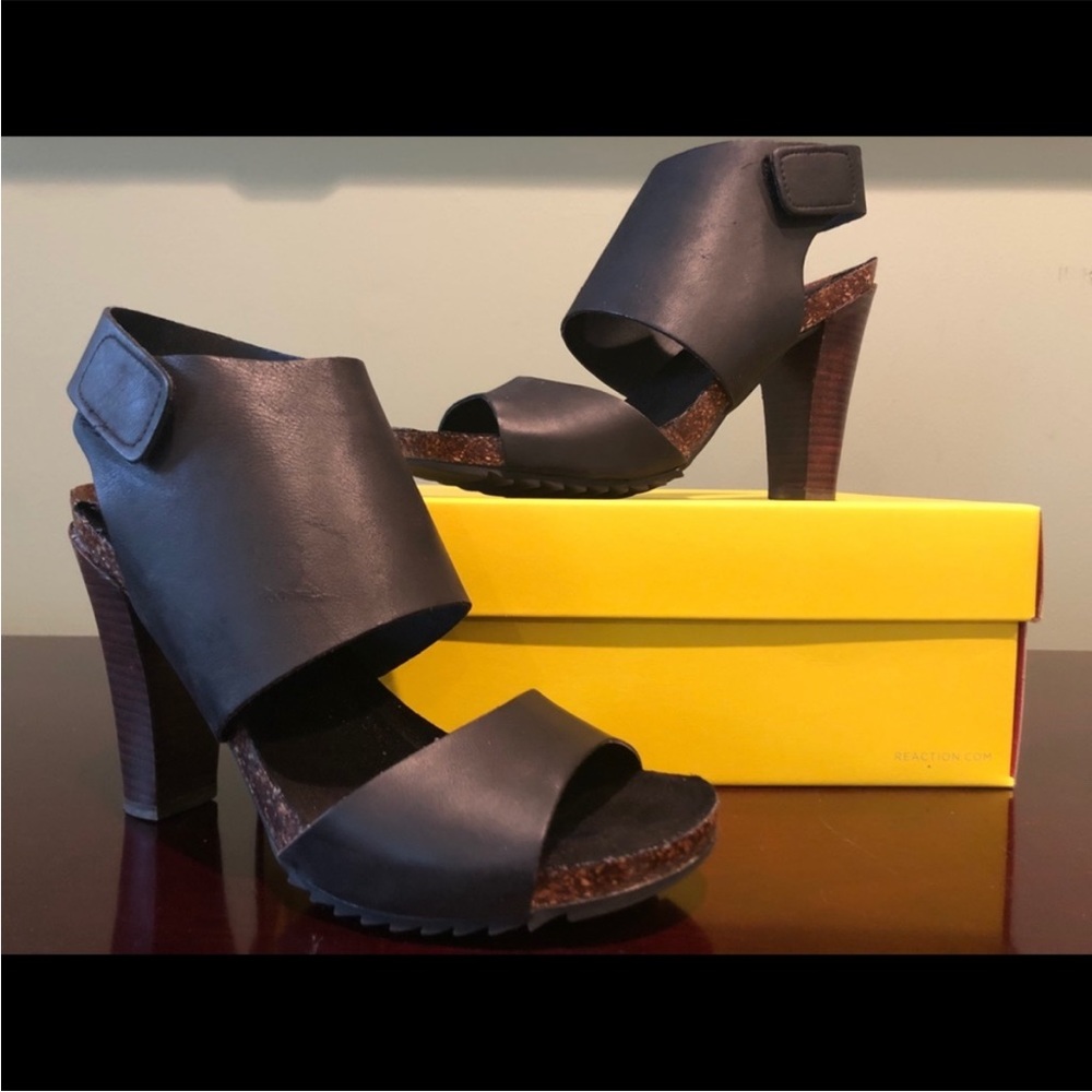 Kenneth Cole Reaction Hook-Key Le black, leather heels/sandals